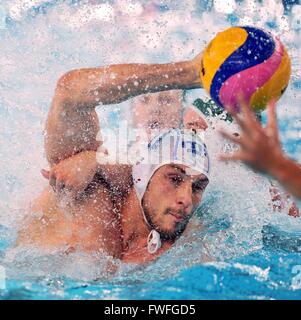 Trieste, Italie. 4 avril, 2016. L'Italie Matteo Aicardi pendant l'Italie v Afrique du Sud match à la FINA de water-polo masculin Tournoi de qualification pour les Jeux Olympiques, le 04 avril 2016. photo Simone Ferraro / Alamy Live News Banque D'Images