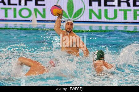 Trieste, Italie. 4 avril, 2016. L'Italie Pietro Figlioli pendant l'Italie v Afrique du Sud match à la FINA de water-polo masculin Tournoi de qualification pour les Jeux Olympiques, le 04 avril 2016. photo Simone Ferraro / Alamy Live News Banque D'Images