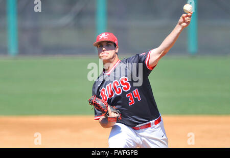 Cleveland, MS, États-Unis d'Amérique. 06Th avr, 2016. Christian Brothers pitcher Patrick Gurley offre un lancer au cours de la deuxième manche d'un match de base-ball NCAA college entre frères chrétiens et l'Etat du Delta au Dave ''Boo'' Ferriss Domaine à Cleveland, MS. L'Etat du Delta a gagné 10-0 après 7 manches. McAfee Austin/CSM/Alamy Live News Banque D'Images