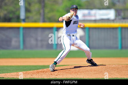 Cleveland, MS, États-Unis d'Amérique. 06Th avr, 2016. L'Etat du Delta pitcher Dalton douves fournit un lancer au cours de la cinquième manche d'un match de base-ball NCAA college entre frères chrétiens et l'Etat du Delta au Dave ''Boo'' Ferriss Domaine à Cleveland, MS. L'Etat du Delta a gagné 10-0 après 7 manches. McAfee Austin/CSM/Alamy Live News Banque D'Images