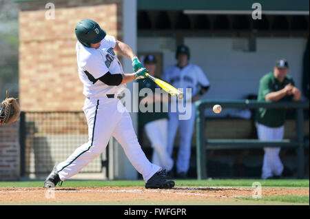 Cleveland, MS, États-Unis d'Amérique. 06Th avr, 2016. L'Etat du Delta outfielder Will Robertson balançoires au cours de la cinquième manche d'un match de base-ball NCAA college entre frères chrétiens et l'Etat du Delta au Dave ''Boo'' Ferriss Domaine à Cleveland, MS. L'Etat du Delta a gagné 10-0 après 7 manches. McAfee Austin/CSM/Alamy Live News Banque D'Images