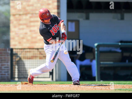 Cleveland, MS, États-Unis d'Amérique. 06Th avr, 2016. Le voltigeur des frères chrétiens Caleb Goodwin pivote à un lancer au cours de la septième manche d'un match de base-ball NCAA college entre frères chrétiens et l'Etat du Delta au Dave ''Boo'' Ferriss Domaine à Cleveland, MS. L'Etat du Delta a gagné 10-0 après 7 manches. McAfee Austin/CSM/Alamy Live News Banque D'Images