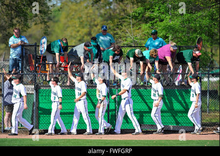 Cleveland, MS, États-Unis d'Amérique. 06Th avr, 2016. L'Etat du Delta joueurs montrent leur reconnaissance à certains fans après un match de base-ball NCAA college entre frères chrétiens et l'Etat du Delta au Dave ''Boo'' Ferriss Domaine à Cleveland, MS. L'Etat du Delta a gagné 10-0 après 7 manches. McAfee Austin/CSM/Alamy Live News Banque D'Images