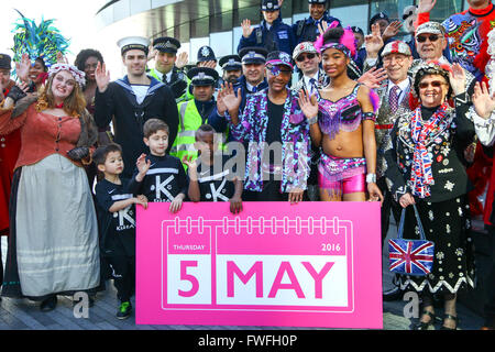 City Hall, London, UK. 5 avril, 2016. Comme le compte à rebours continue pour la mairie de Londres, des groupes d'habitants de tous âges et de tous horizons, y compris des représentants de Chelsea Retraités, dragons chinois, Pearly Kings and Queens, Notting Hill Carnival et Tower Hamlets' Kekoa l'équipe de football de l'enfant apporte de la couleur en maintenant en place des pancartes indiquant la date des élections du 5 mai 2016 devant l'Hôtel de Ville. Credit : Dinendra Haria/Alamy Live News Banque D'Images