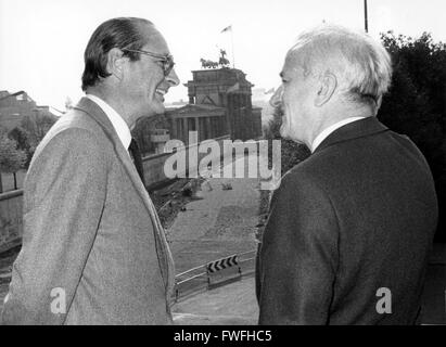 Le maire de Paris Jacques Chirac (l) et son homologue de Berlin Richard von Weizsäcker (r) a voir au mur de Berlin le 18 octobre 1983, en arrière-plan la porte de Brandebourg. Banque D'Images