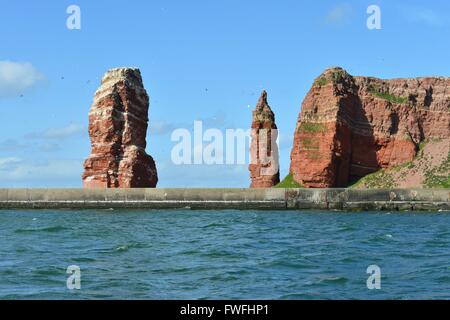 L'emblème de l'île de Helgoland Lange Anna et d'autres roches protéger derrière un mur de béton, 27 avril 2015 Banque D'Images