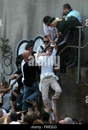 Fichier - Un fichier photo disponible le 05 avril 2016 montre que les personnes qui tentent de monter un escalier d'urgence avant la catastrophe la Love Parade à Duisburg, en Allemagne, le 24 juillet 2010. Un tribunal allemand le 05 avril 2016 s'est opposé à un procès qui aurait fait dix personnes accusées d'homicide involontaire causant la mort de 21 personnes dans une bousculade au cours de la Love Parade 2010 festival techno. Photo : DANIEL NAUPOLD/dpa Banque D'Images
