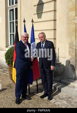 Paris, France. Le 05 Avr, 2016. Ministre des affaires étrangères, Jean-Marc Ayrault (R) accueille son homologue allemand Frank-Walter Steinmeier, devant le siège du ministère français des affaires étrangères à La Celle-Saint-Cloud, près de Paris, France, 05 avril 2016. Photo : SEBASTIAN KUNIGKEIT/dpa/Alamy Live News Banque D'Images