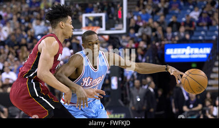 Sacramento, CA, USA. 1er avril 2016. Sacramento Kings guard Rajon Rondo (9) Dribbler durs autour de Miami Heat en avant Gerald Green (14) au premier trimestre de l'action. Sacramento Kings contre le Miami Heat le Vendredi, Avril 1, 2016 at Sleep Train Arena de sacrement, Californie © Hector Amezcua/Sacramento Bee/ZUMA/Alamy Fil Live News Banque D'Images