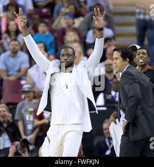 Sacramento, CA, USA. 1er avril 2016. Miami Heat guard Dwyane Wade indique les trois pointeur dans l'action au quatrième trimestre. Wade est hors de l'alignement avec les problèmes de dos et de cou. Sacramento Kings contre le Miami Heat le Vendredi, Avril 1, 2016 at Sleep Train Arena de sacrement, Californie © Hector Amezcua/Sacramento Bee/ZUMA/Alamy Fil Live News Banque D'Images