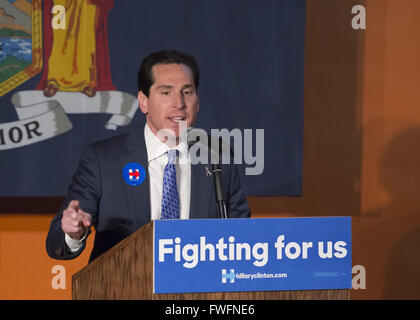 Elmont, New York, USA. 5ème apr 2016. Monsieur TODD KAMINSKY, le candidat du parti démocratique dans la prochaine élection pour l'État siège au Sénat, est sur le point d'introduire l'ancien Président Bill Clinton à une organisation d'événement à Elmont, Long Island, au nom de sa femme, Hillary Clinton, le candidat présidentiel démocratique. Podium a "Lutter contre pour nous", slogan sur sign.L Le choix spécial pour NYS siège au Sénat et le New York des primaires présidentielles ont lieu le 19 avril. Credit : Ann Parry/ZUMA/Alamy Fil Live News Banque D'Images