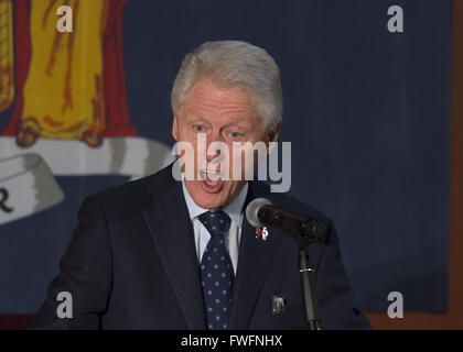 Elmont, New York, USA. 5ème apr 2016. L'ancien Président Bill Clinton, avec l'expression intense, est le titre le président comme il l'organisation de campagnes à l'événement une manifestation à Elmont, Long Island, au nom de sa femme, Hillary Clinton, le candidat présidentiel démocratique et ancien secrétaire d'État et sénateur américain de New York. La primaire démocrate de New York a lieu le 19 avril. Credit : Ann Parry/ZUMA/Alamy Fil Live News Banque D'Images