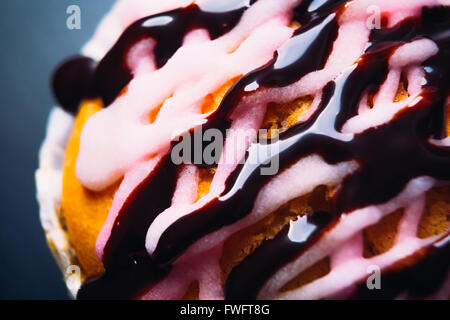 Cupcake avec glaçage rose sur un fond de bois close up Banque D'Images