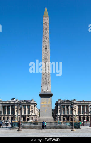 Les touristes d'admirer la célèbre Obélisque de Louxor Place de la Concorde, Paris. Banque D'Images