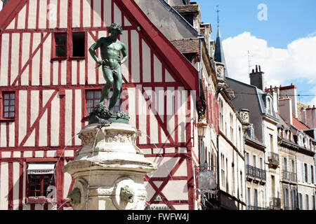 Vue sur la place historique de la ville de Dijon, Bourgogne, France, avec des maisons à colombages, fontaine et statue. Banque D'Images