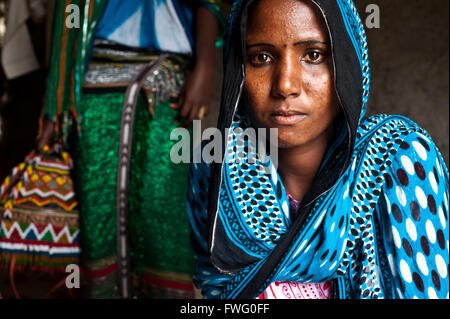 Jeune femme appartenant à la tribu des Afar. Elle est la deuxième épouse de son mari dans un mariage polygame (Éthiopie) Banque D'Images
