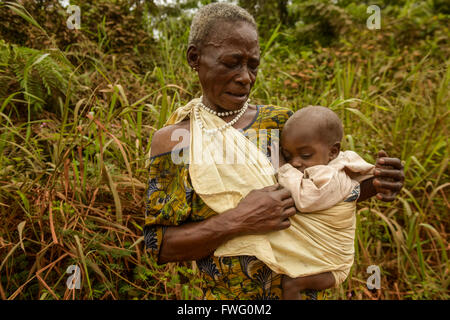 Femme plus âgée avec bébé, Gabon, Afrique Centrale Banque D'Images