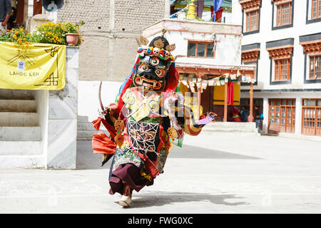 Un Lamas bouddhiste habillé en masque Tsam mystère mystique danse Danse en temps de Yuru Kabgyat festival bouddhiste Banque D'Images