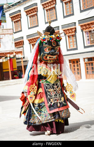 Un Lamas bouddhiste habillé en masque Tsam mystère mystique danse Danse en temps de Yuru Kabgyat festival bouddhiste Banque D'Images