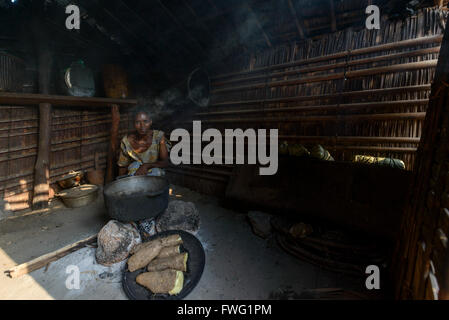 Femme la préparation des aliments, de la République démocratique du Congo Banque D'Images