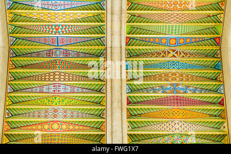 Plafond coloré dans la cathédrale de la Almudena à Madrid, Espagne Banque D'Images