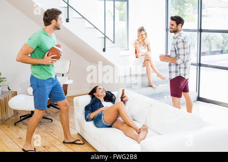 Les amis de s'amuser ensemble ludique Banque D'Images