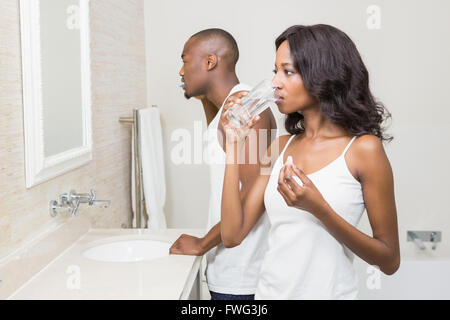 Belle femme ayant medicine Banque D'Images