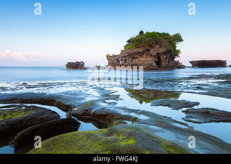 Pura Tanah Lot Le matin, célèbre temple de l'océan, à Bali, en Indonésie. Banque D'Images