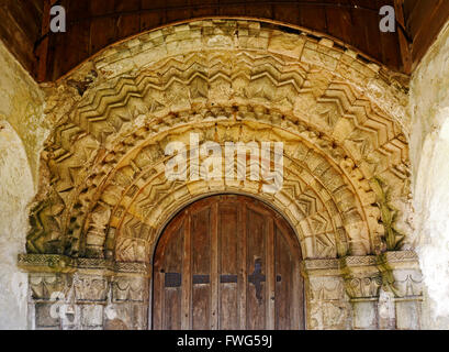 Détail d'une amende Norman porte dans le sud porche de l'église de St Jean le Baptiste au Hellington, Norfolk, Angleterre, Royaume-Uni. Banque D'Images