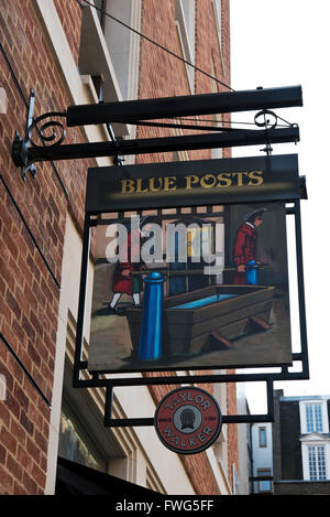 Une bannière à l'extérieur de l'Blue Posts pub à Londres, Royaume-Uni. Banque D'Images