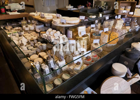 Une grande sélection de fromages internationaux en vente à Paxton et Whitfield store à Londres, Royaume-Uni. Banque D'Images