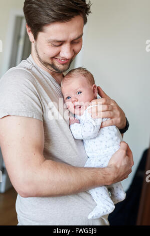 Happy father holding newborn baby dans ses bras Banque D'Images