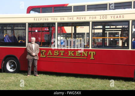 STAGECOACH SUD-EST DIRECTEUR GÉNÉRAL PHILIP NORWELL AVEC BUS À EAST KENT 2016 CENTENAIRE LIVERY Banque D'Images