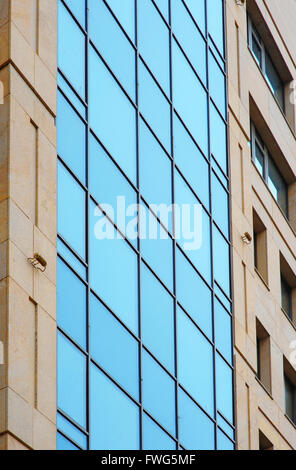 Groupe de fenêtres en verre sur un immeuble moderne pour Office Banque D'Images