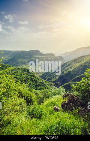 Paysage avec montagnes et ciel de coucher du soleil Banque D'Images