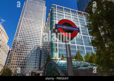 Gratte-ciel et le métro de Londres signe à Canary Wharf, les Docklands le coeur du quartier financier de Londres Banque D'Images