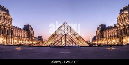 Musée du Louvre panorama au coucher du soleil, Paris, France Banque D'Images