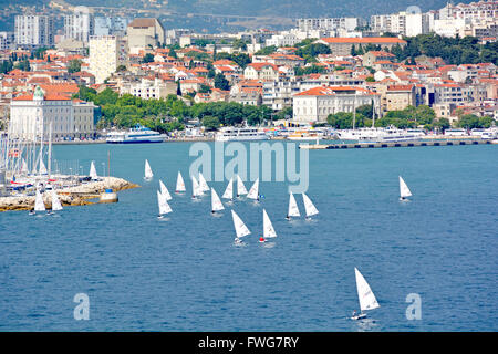 De nombreux petits dériveurs avec marina waterfront skyline et au-delà de waterfront Port Split Croatie Dalmatie Mer Adriatique Europe Banque D'Images