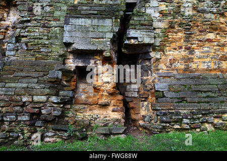 Détail de garderobe chutes / latrines dans mur de château de Tonbridge, Kent, Angleterre Banque D'Images