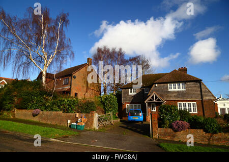 Bacs verts avec carton pour le recyclage en attente de collecte à l'extérieur de la maison sur un domaine haut de gamme, Southborough, Kent, Angleterre Banque D'Images