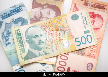 500 dinar serbe Loi sur le dessus des différents projets de dinar serbe éparpillés sur fond blanc. Banque D'Images