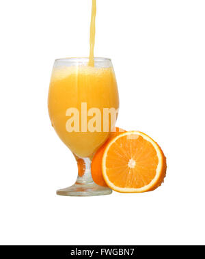 Verre à jus d'Orange qui coule près de fruits sur fond blanc. Chemin de détourage est inclus Banque D'Images