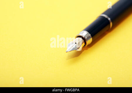 Gros plan du stylo sur fond jaune Banque D'Images