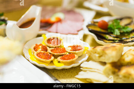 Caviar rouge en tartelettes on white plate Banque D'Images