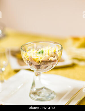 Salade avec bâtonnets de surimi, maïs, oeufs et de la mayonnaise sur tableau blanc Banque D'Images