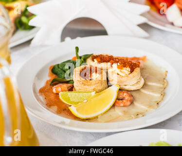 Caviar rouge en tartelettes on white plate Banque D'Images