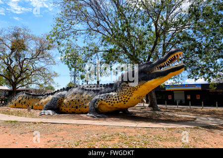 Statue d'un Crocodile d'eau salée, Wyndham, Western Australia, Australia Banque D'Images