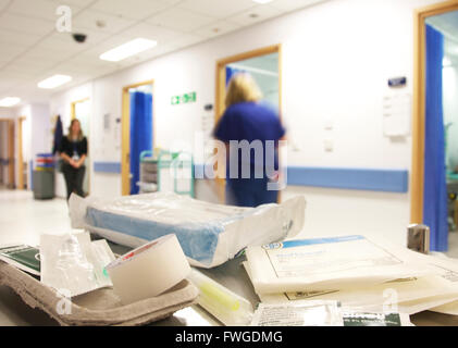 Matin dans un accident et d'urgence à l'hôpital britannique, avec le flou du personnel infirmier alors qu'ils vaquent à leurs tâches quotidiennes Banque D'Images