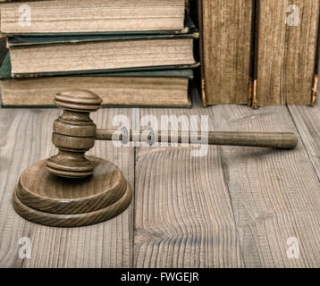 Marteau d'harmonie avec les juges et les vieux livres sur fond de bois. Marteau du commissaire-priseur Banque D'Images