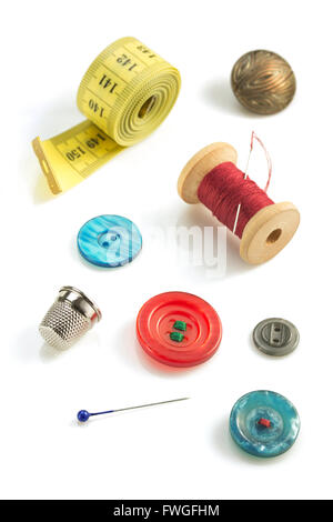 Outils de couture et accessoires isolé sur fond blanc Banque D'Images